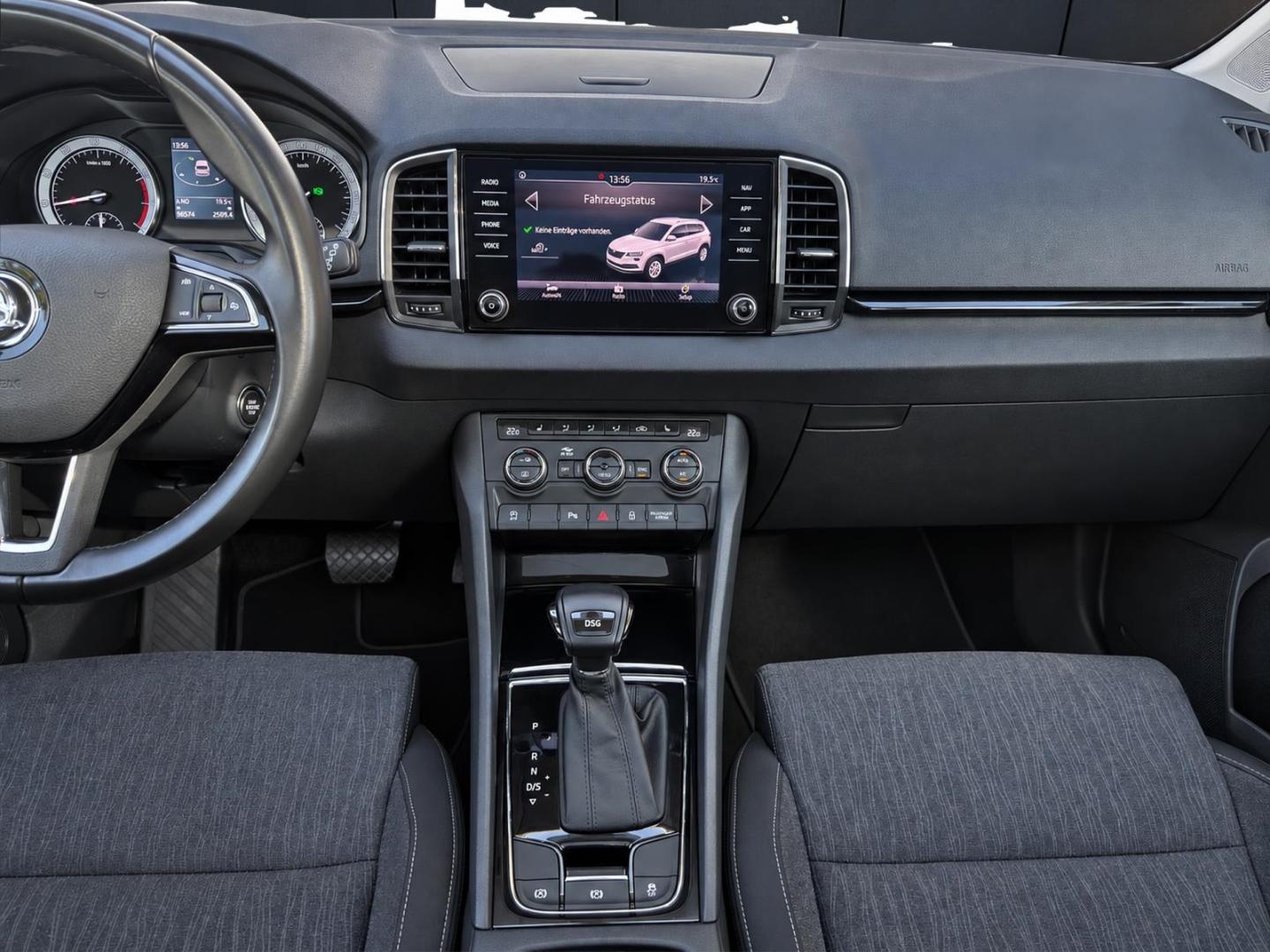 Skoda Karoq Style AHK PANO DAB NAVIGATION RKF SHZ PDC