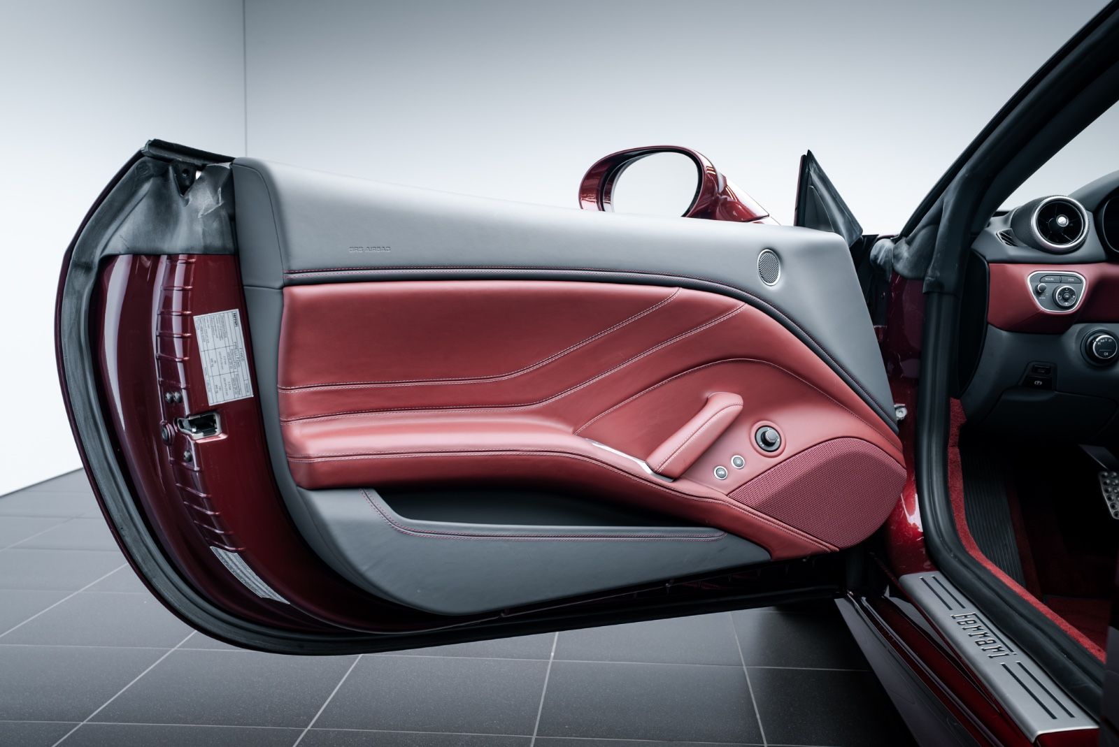 Fahrzeugabbildung Ferrari California T ATELIER/SPECIAL COLOUR/WENIG KM