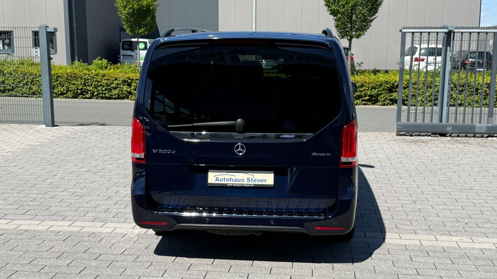 Fahrzeugabbildung Mercedes-Benz V 300d EDITION 4MATIC lang PANO AMG AHK 7-Sitzer