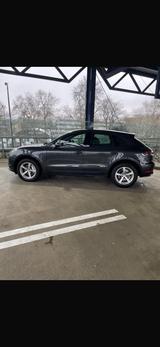 Porsche Macan - -