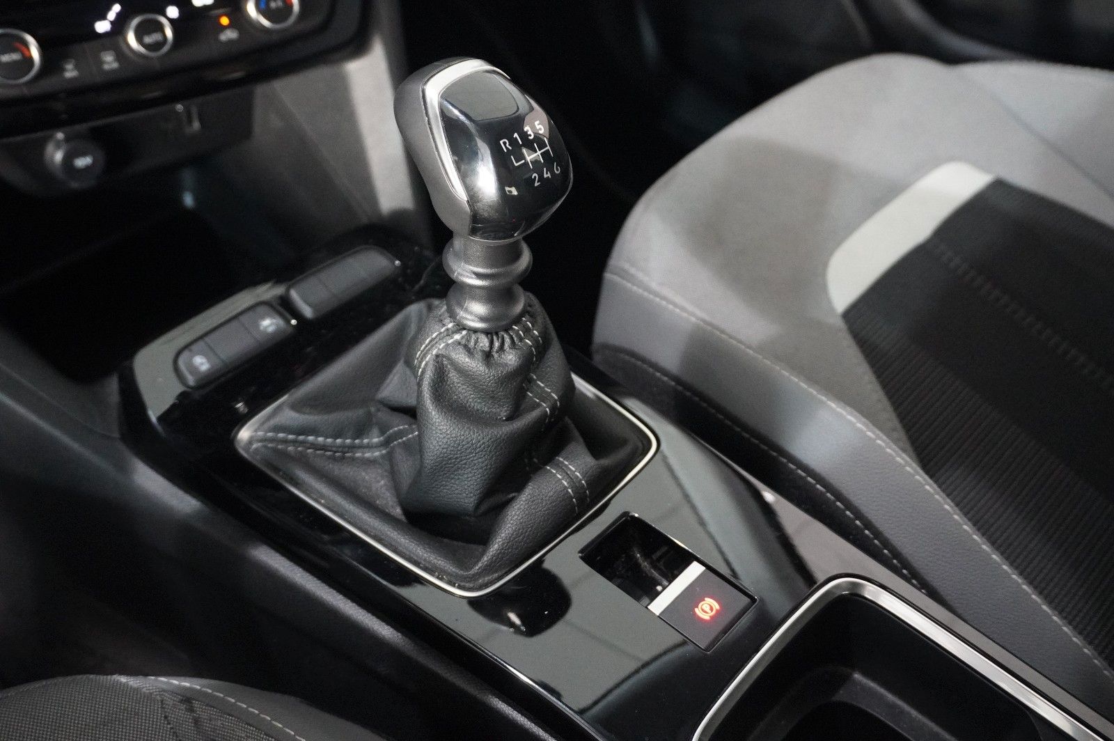 Fahrzeugabbildung Opel Mokka ELEGANCE 1.2T NAVI/LED/KAMERA/SPORT/SH/DAB