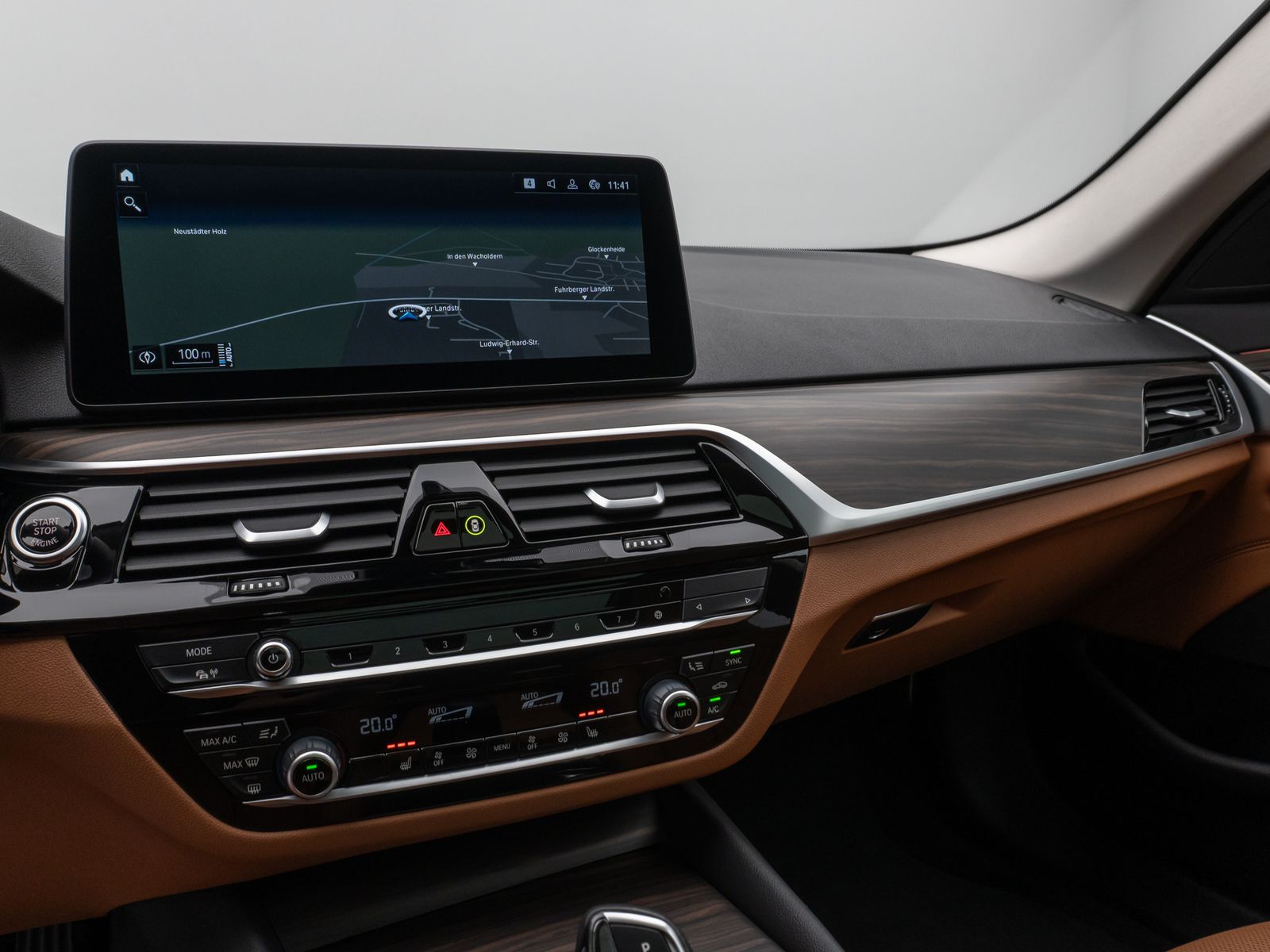 Fahrzeugabbildung BMW 530e Panorama Kamera HUD DAB HiFi Alarm Sport