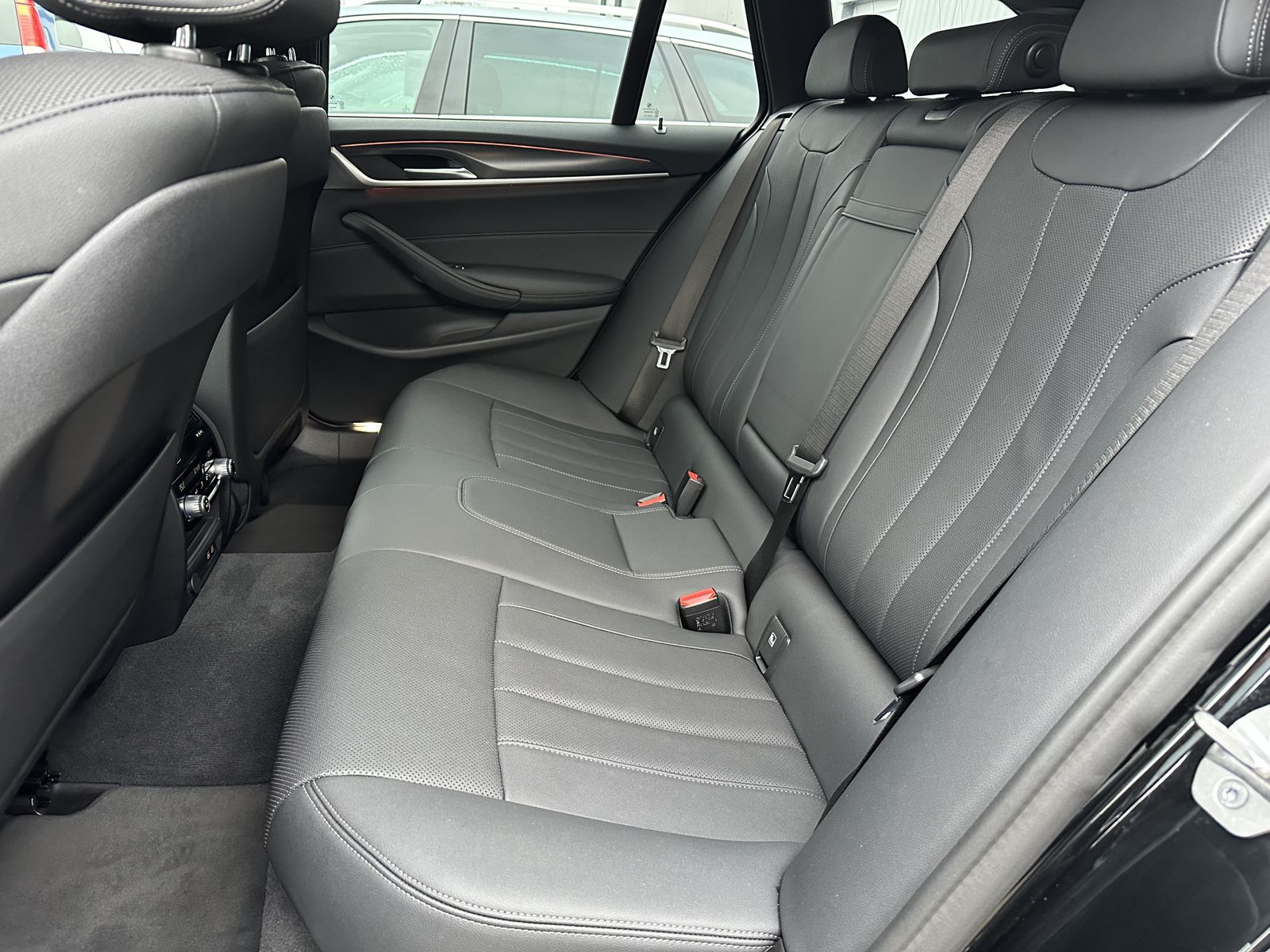 Fahrzeugabbildung BMW 520d Touring xDrive M-Sport NAV+LED+AHK+KAM+ACC