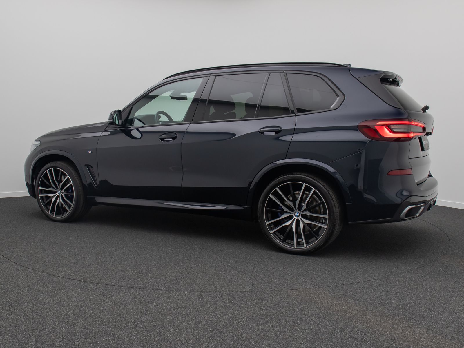 Fahrzeugabbildung BMW X5 xD40d M Sport Panorama Kamera HUD DAB B&W 22"