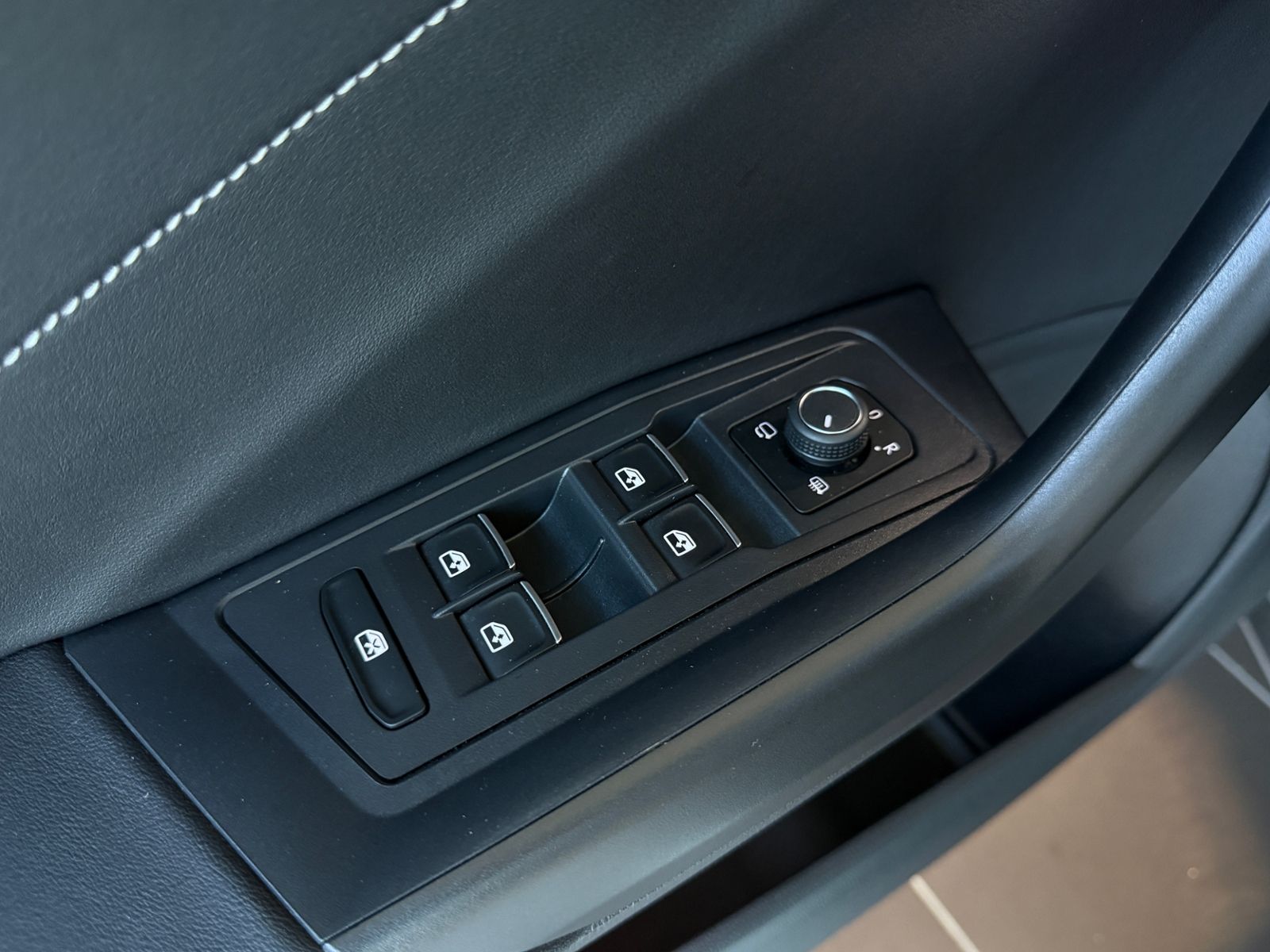 Fahrzeugabbildung Volkswagen T-Roc R-Line 1.5 l TSI  PANO ACC LED NAVI
