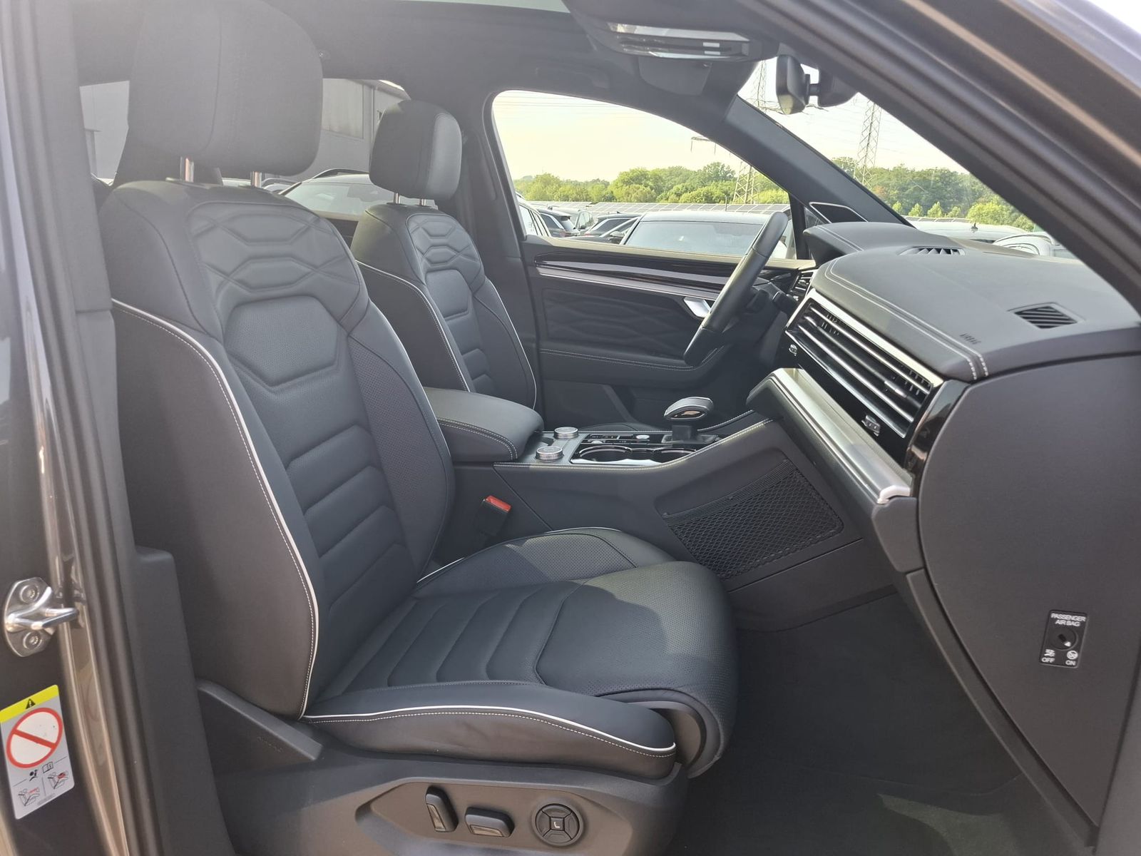 Fahrzeugabbildung Volkswagen Touareg 3.0TDI 4M R-Line VOLL Black 22" UPE 114T