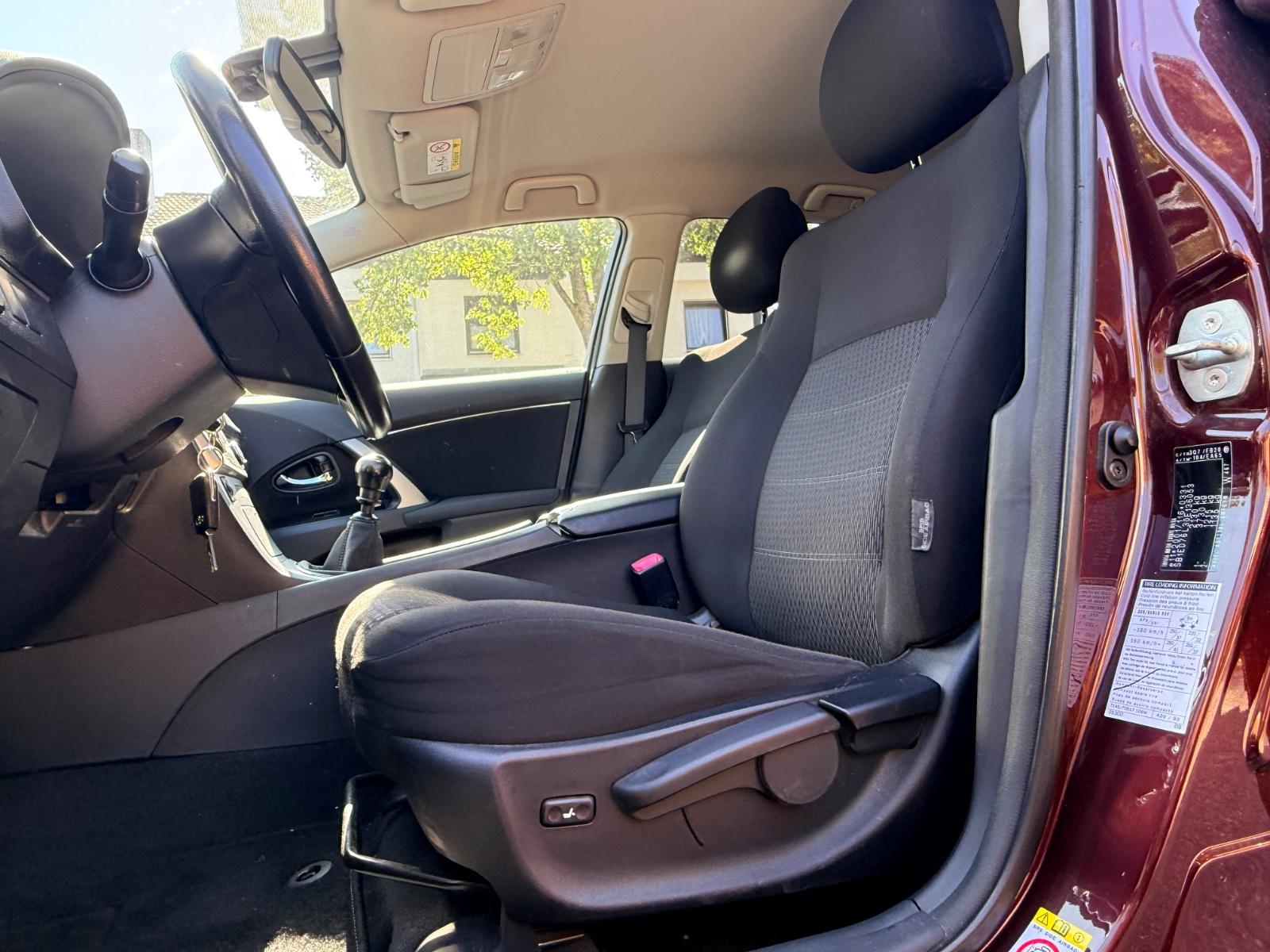 Toyota Avensis 2014 — photo 13