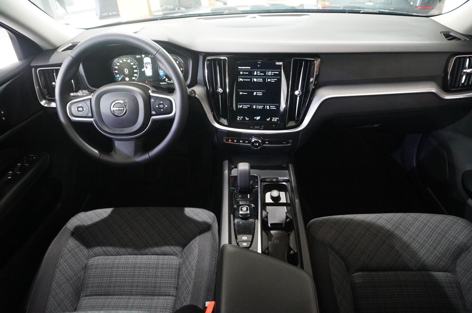 Fahrzeugabbildung Volvo V60 Kombi B4 MOMENTUM PRO NAVI/LED/KAMERA/VIRT.