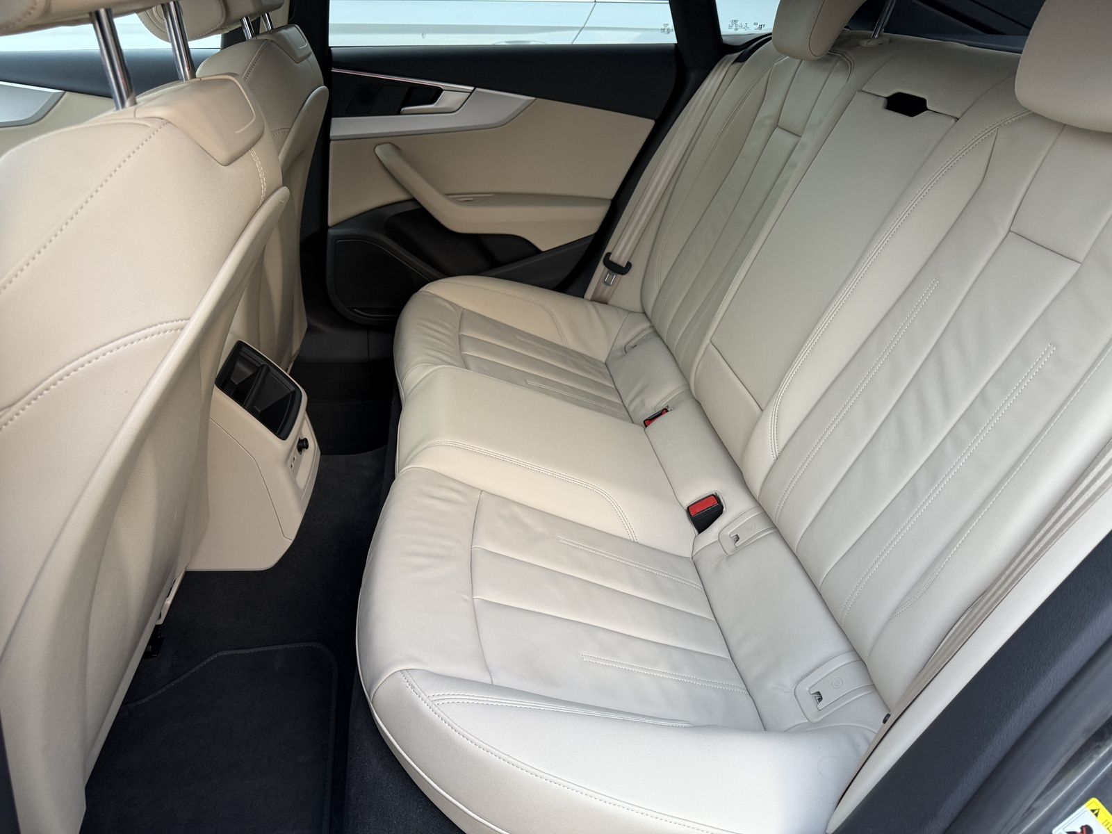 Fahrzeugabbildung Audi A5 SpB 35 TDI S-Line Black NAV+LED+360°+VC+HUD