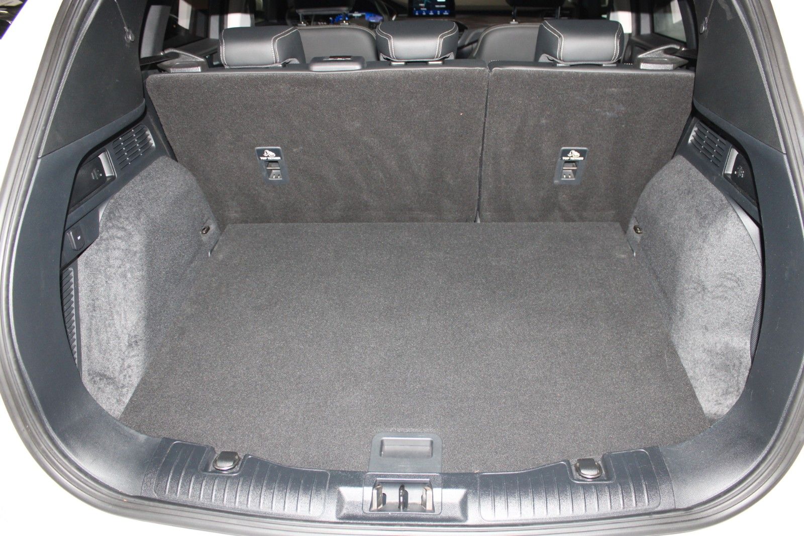 Fahrzeugabbildung Ford Kuga Vignale Aut. AWD LED AHK HUD 2xCAM B&O uvm.