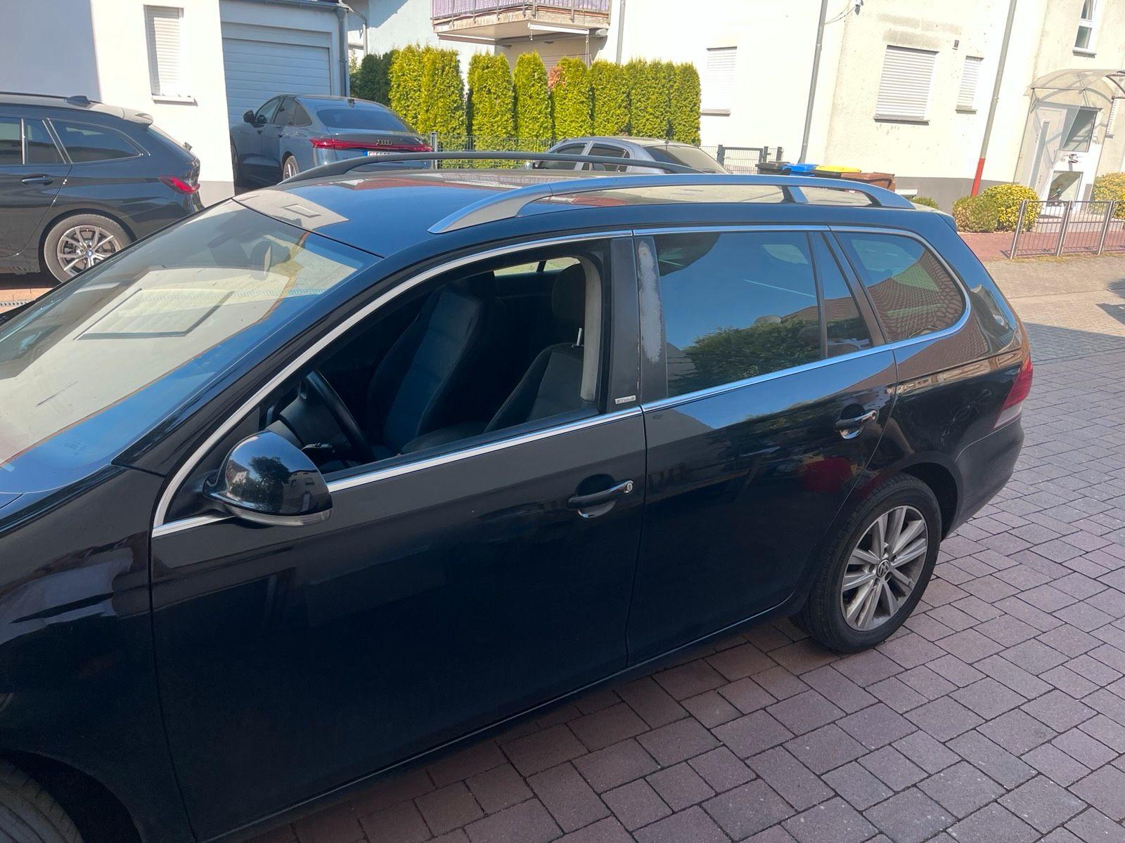 Volkswagen Golf 2012 — rear view