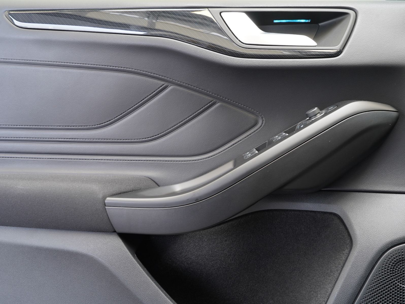 Fahrzeugabbildung Ford Focus Turnier ST-Line X 1.0 EcoBoost Mild-Hybrid