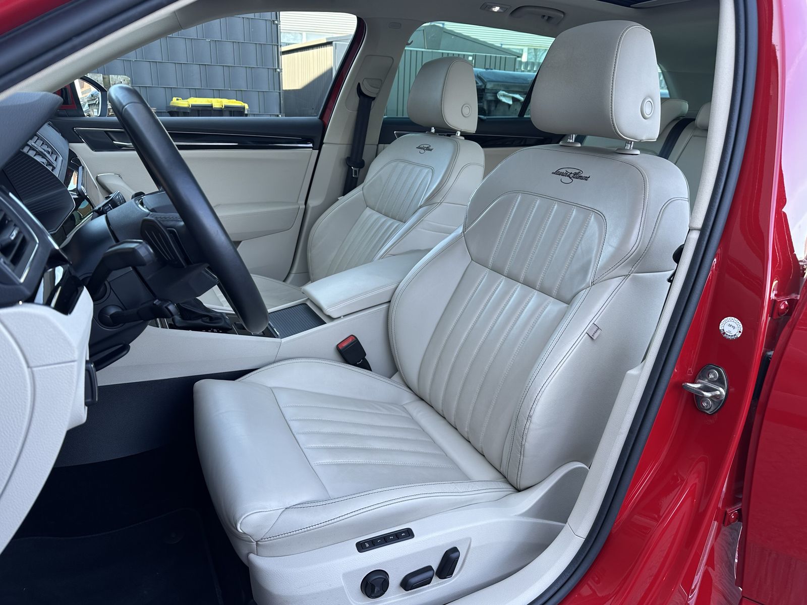 Fahrzeugabbildung SKODA Superb Combi iV 1.4 TSI L&K NAV+LED+PANO+19ZO+VC