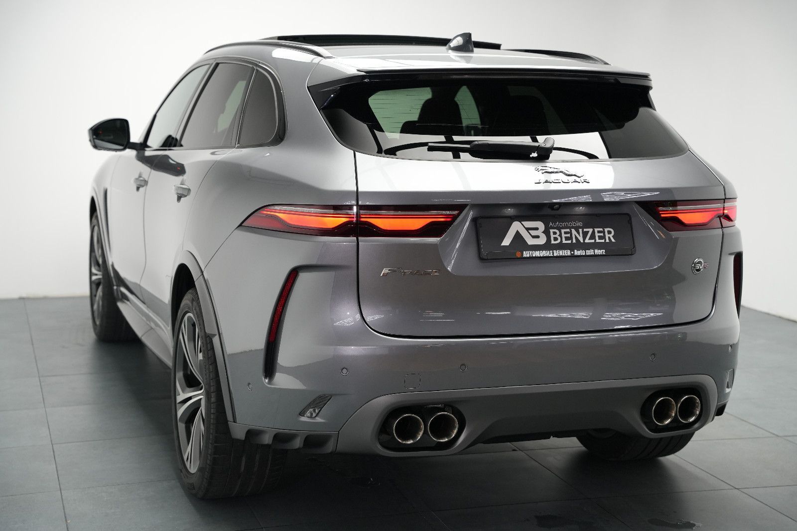 Fahrzeugabbildung Jaguar F-Pace F-PACE SVR /PANO/MERIDIAN/HUD/360°KAM/MEM