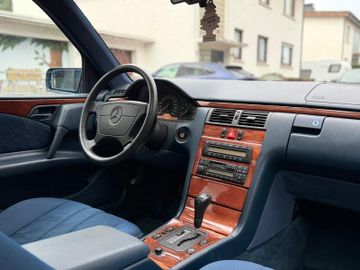 Mercedes E 320 - 8