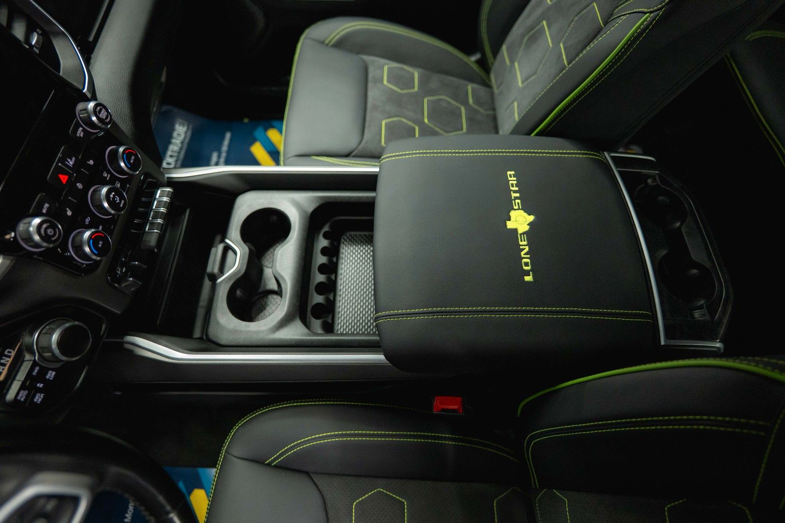 Fahrzeugabbildung Dodge RAM 5.7 V8 HEMI 4x4 OFFROAD Night-Paket LONGBED