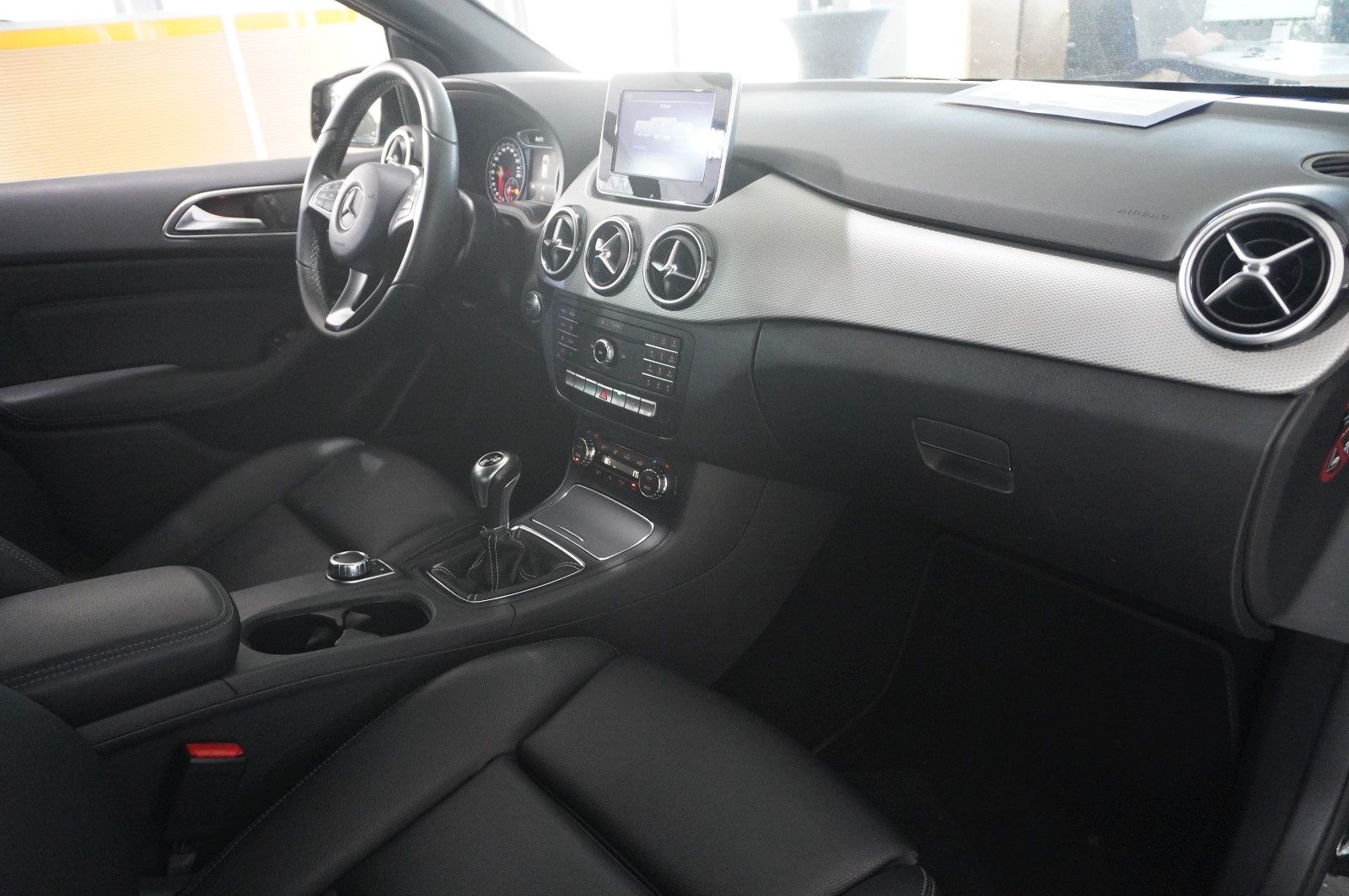 Fahrzeugabbildung Mercedes-Benz B 200 URBAN NAVI/LED/SHZ/PDC/TEMP./LEDER/KLIMA