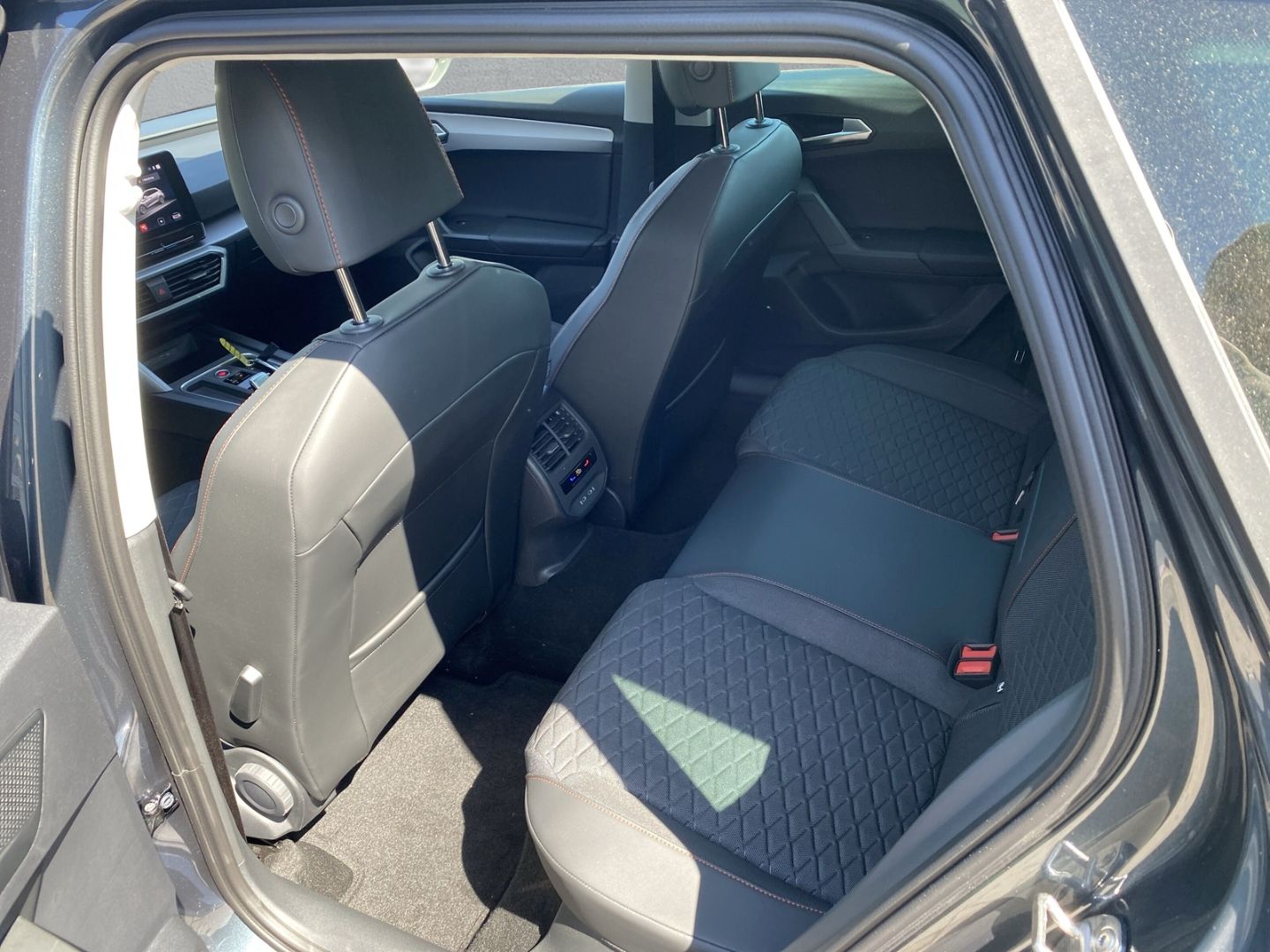 Fahrzeugabbildung SEAT Leon Sportstourer FR 2.0 TDI EU6d Navi Digitales
