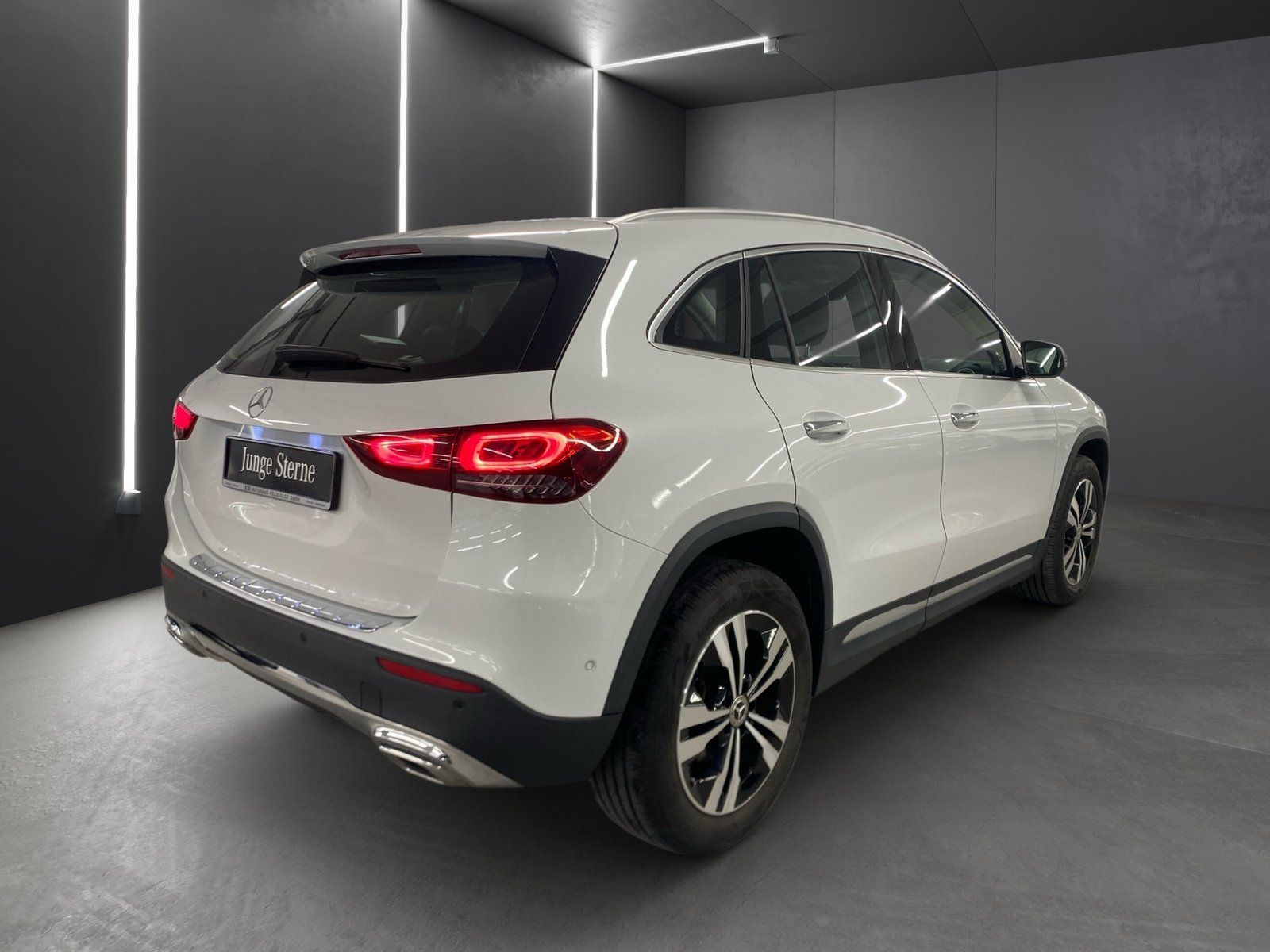Fahrzeugabbildung Mercedes-Benz GLA 200 Progressive*AHK*Pano*Distron*360°*MBeam*