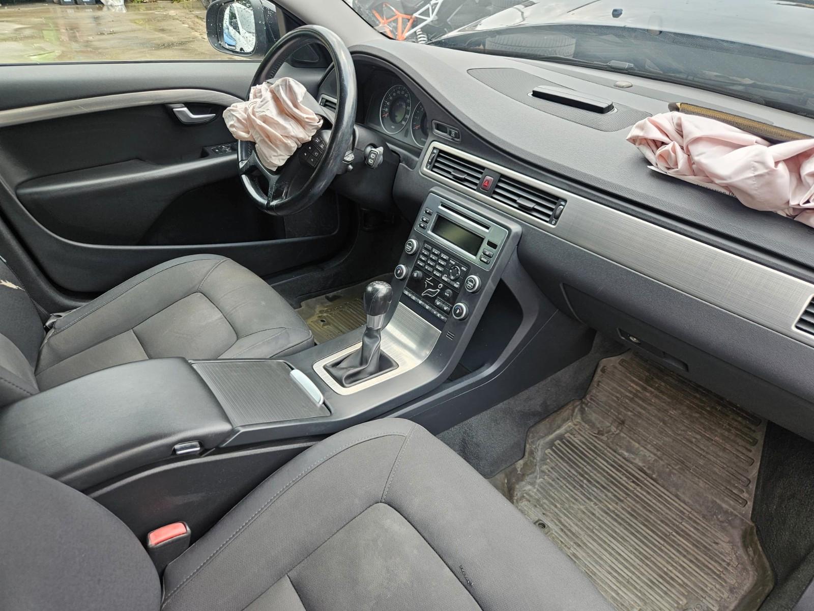 Volvo V70 2010 — photo 14
