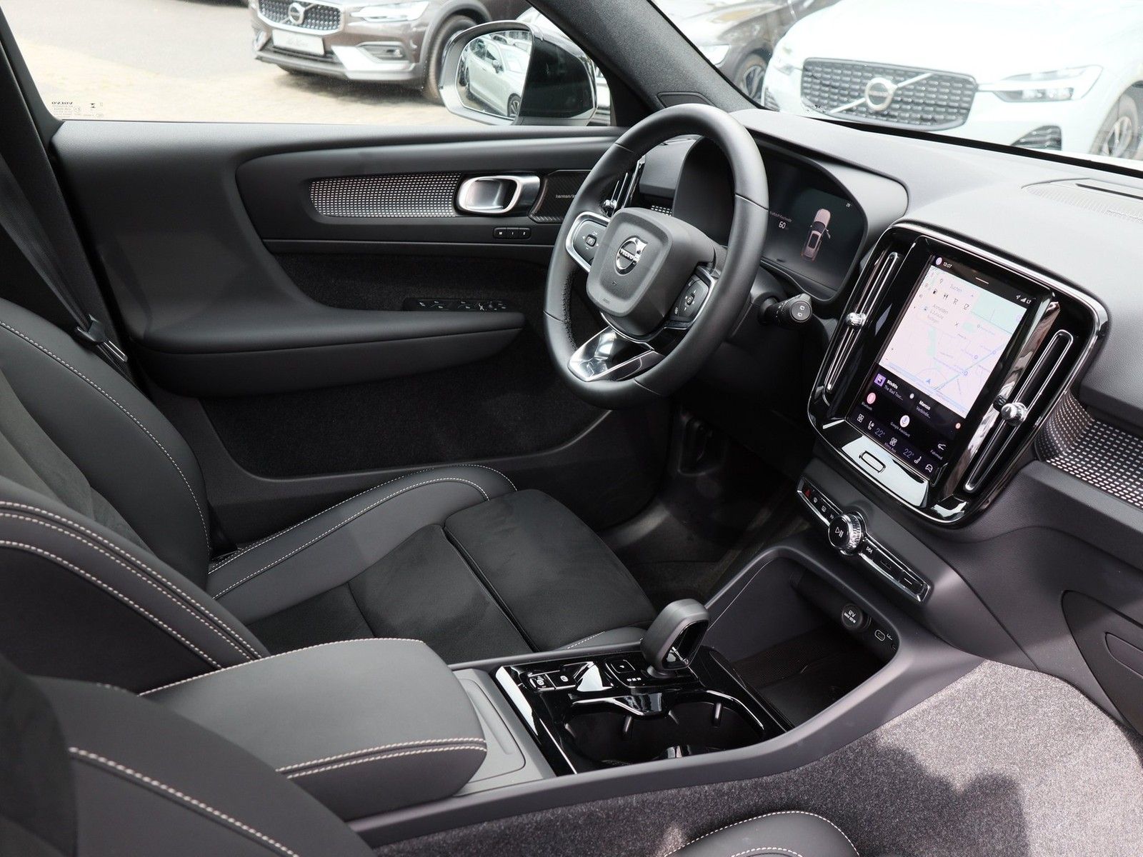 Volvo XC40 B3 Ultra Dark NP:54.900,-//BUSINESS-PK/PANO imagem 3