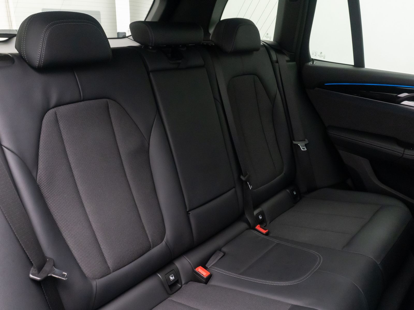 Fahrzeugabbildung BMW X3 xD30e xLine HUD DAB Kamera Alarm HiFi 19Zoll