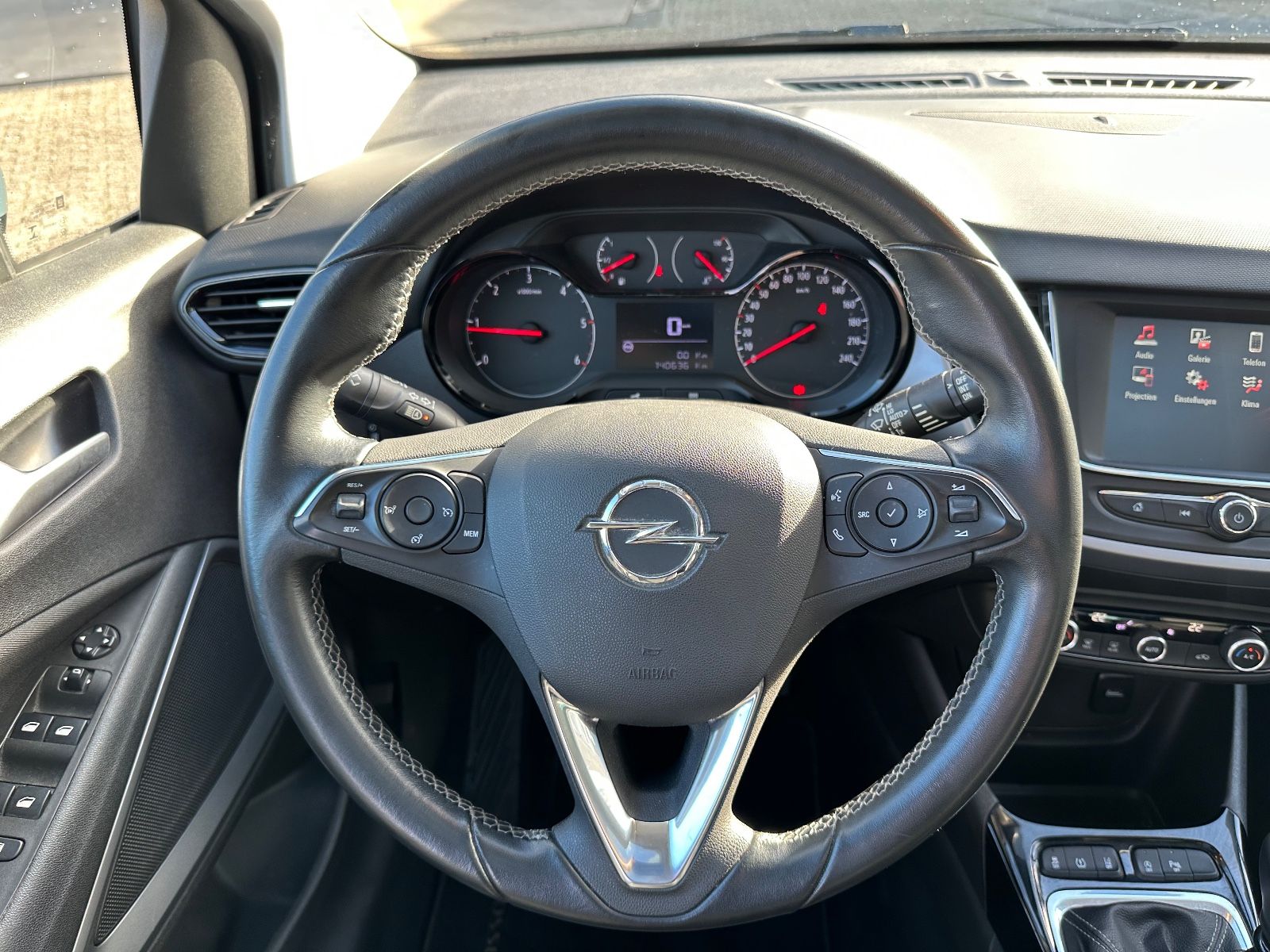 Fahrzeugabbildung Opel Crossland 1.6 D Edition AHK/Pano/LED/Keyless/GRA