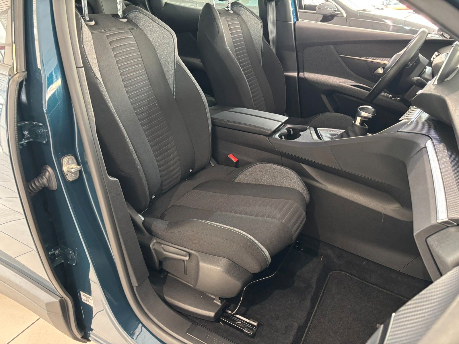 Fahrzeugabbildung Peugeot 3008 1.2T ACTIVE PACK NAVI/LED/SPORT/VIRT/PDC