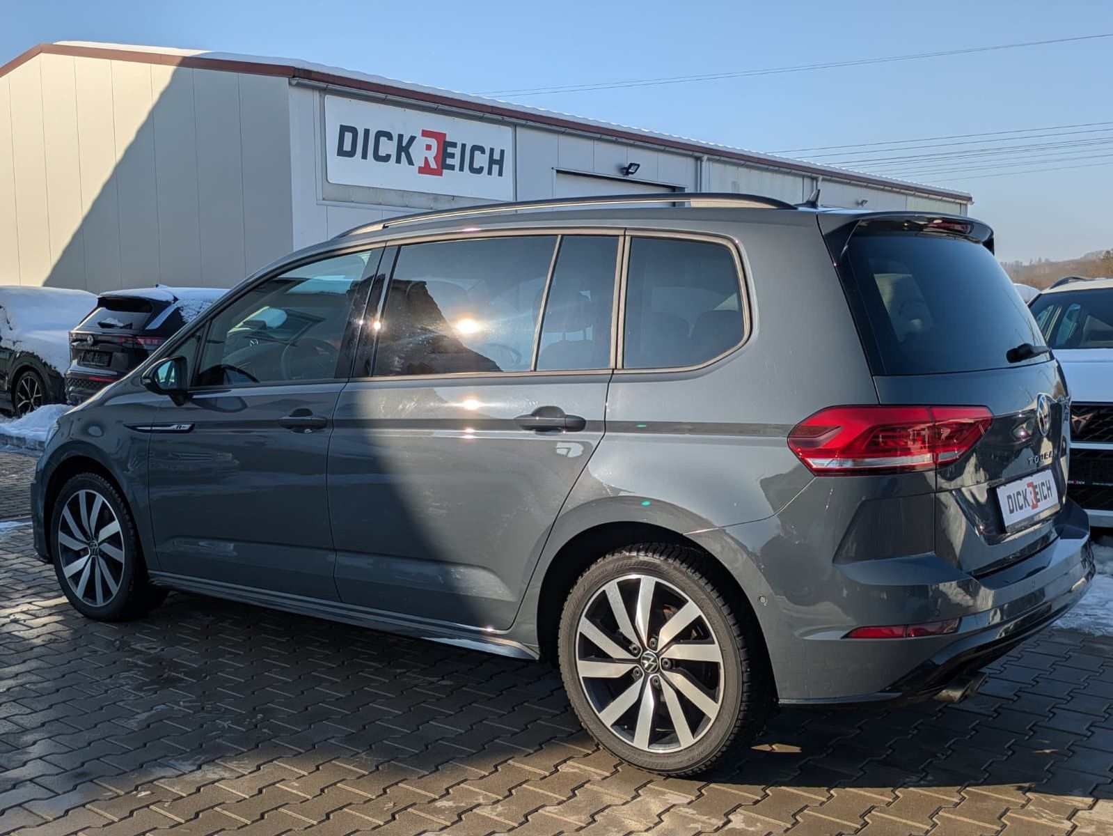 Fahrzeugabbildung Volkswagen Touran 2.0 DSG R-Line High BLACK Pano 7Si IQ AHK
