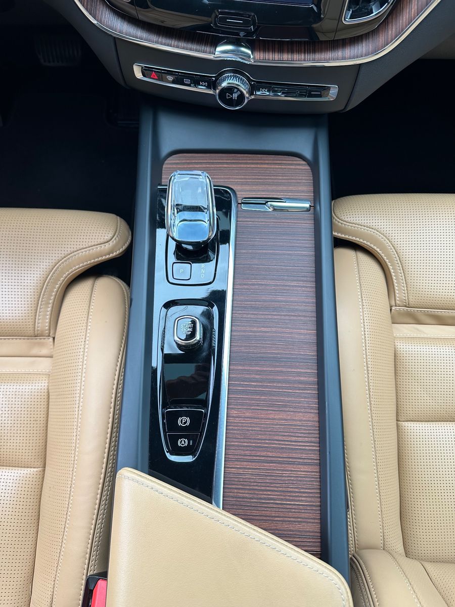 Fahrzeugabbildung Volvo XC60 B5 B AWD Ultimate Bright NAV+LED+PANO+AHK