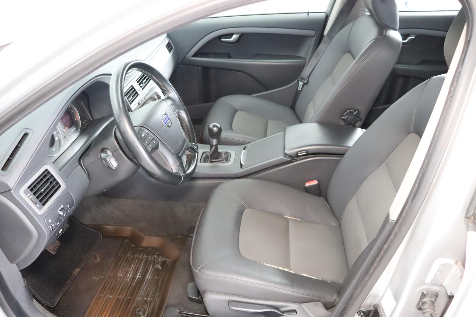 Volvo V70 2010 — photo 17