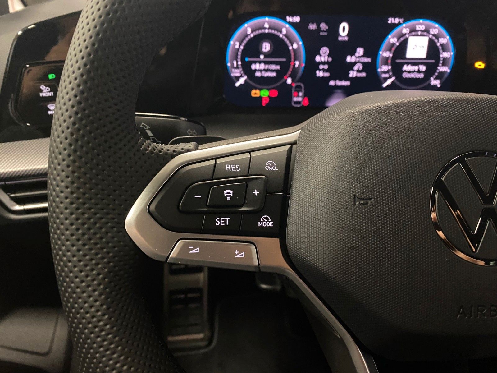 Fahrzeugabbildung Volkswagen Golf 1.5 eTSI DSG R-Line+GARANTIE 2029+ACC+KAMER