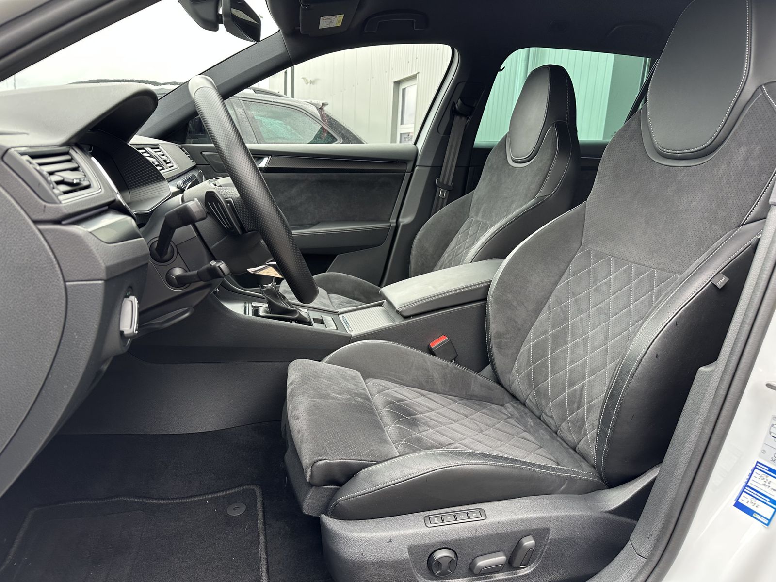 Fahrzeugabbildung SKODA Superb Combi 2.0 TDI DSG Sportline NAV+LED+ACC