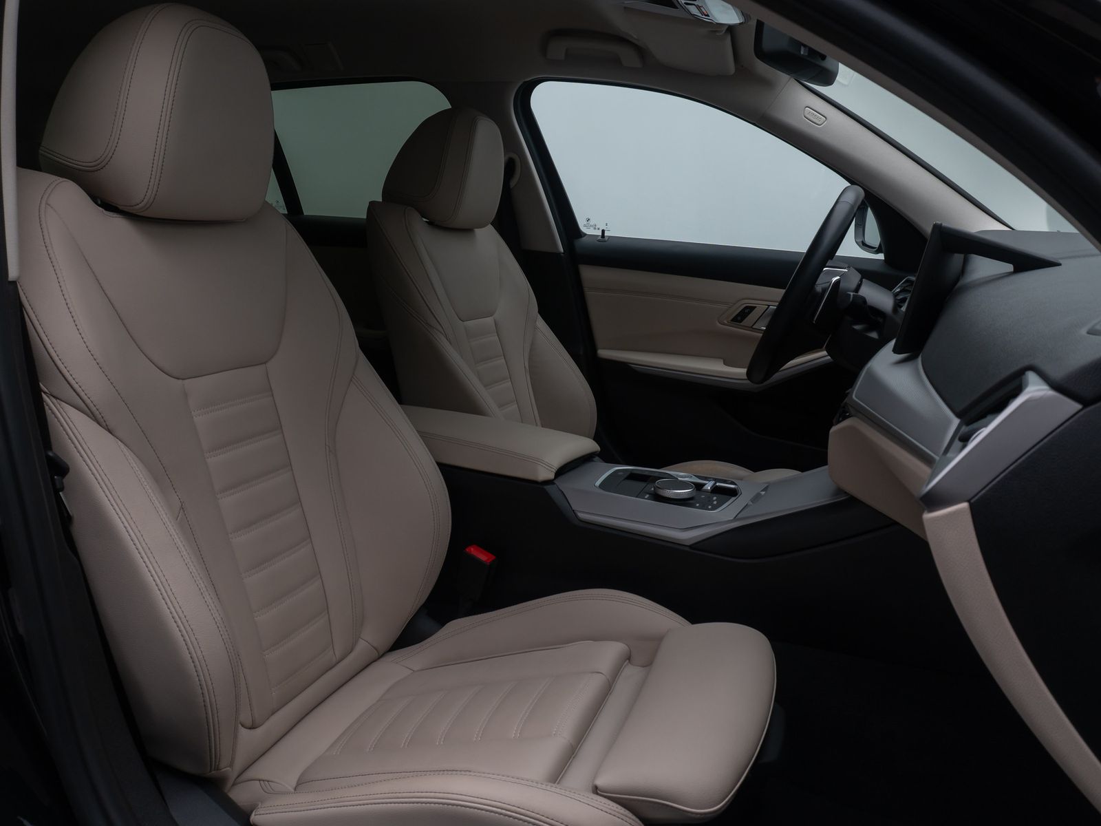 Fahrzeugabbildung BMW 318d GeschwindigReg DAB CockpitPlus Sportsitz