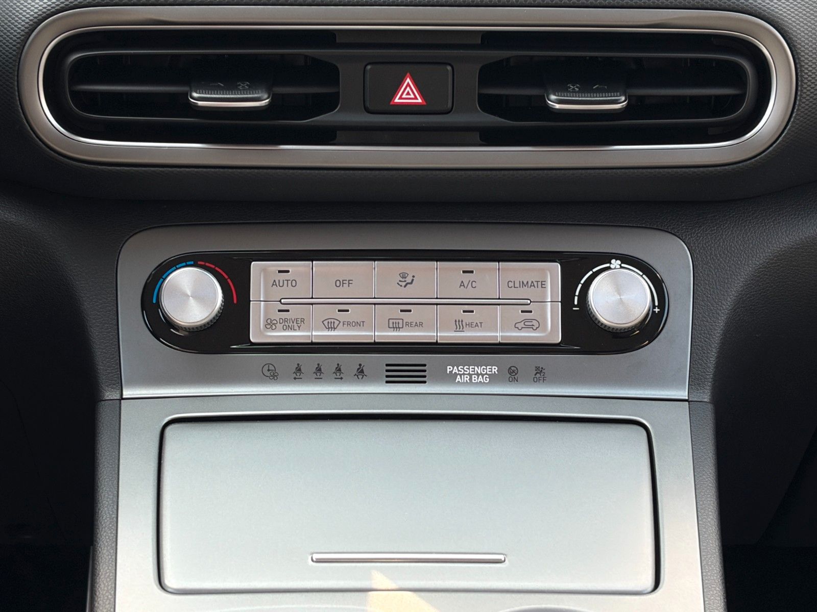Fahrzeugabbildung Hyundai KONA E Basis 2WD LKAS CAM CarPlay DAB+ 17" 305km