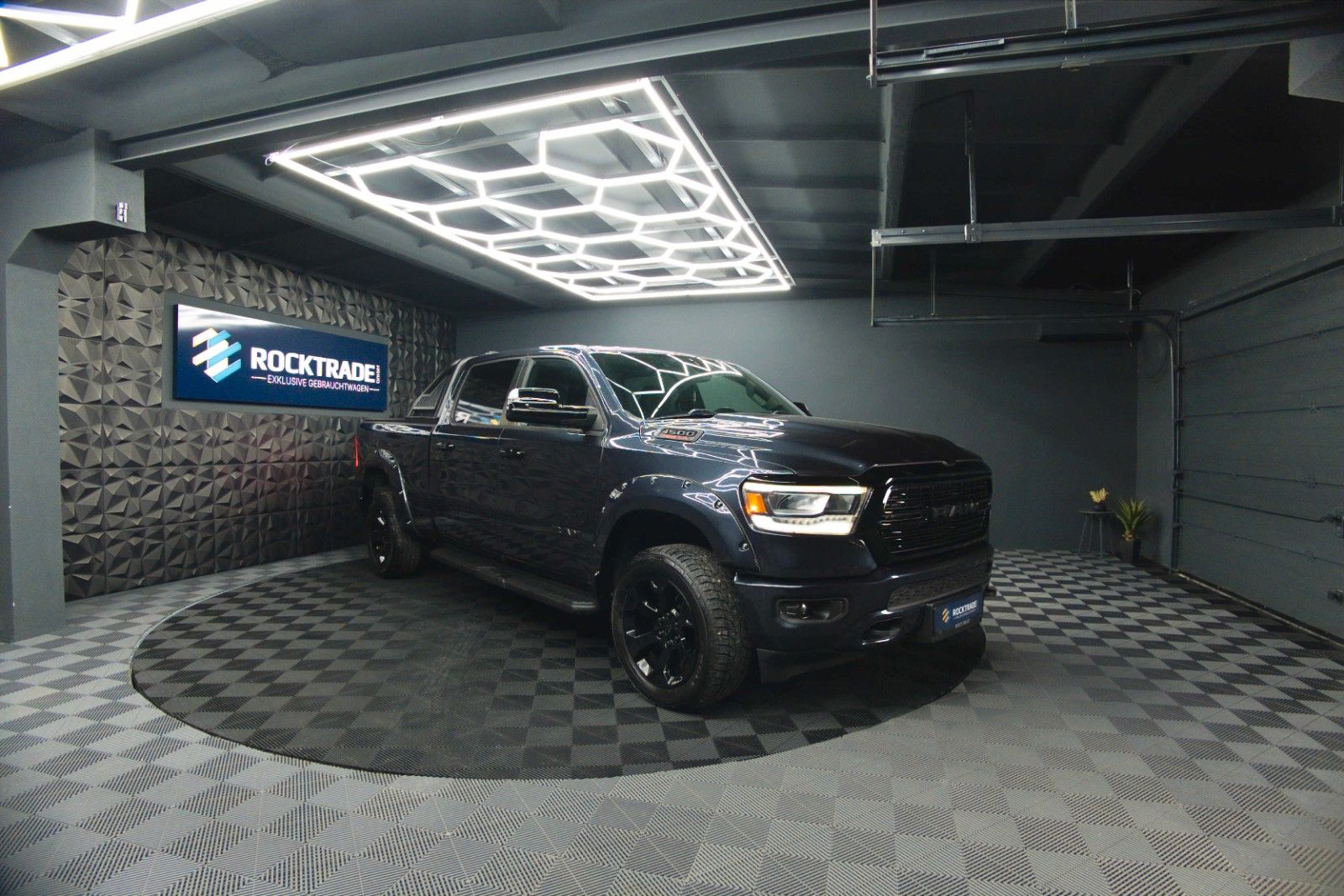 Fahrzeugabbildung Dodge RAM 5.7 V8 HEMI 4x4 OFFROAD Night-Paket LONGBED