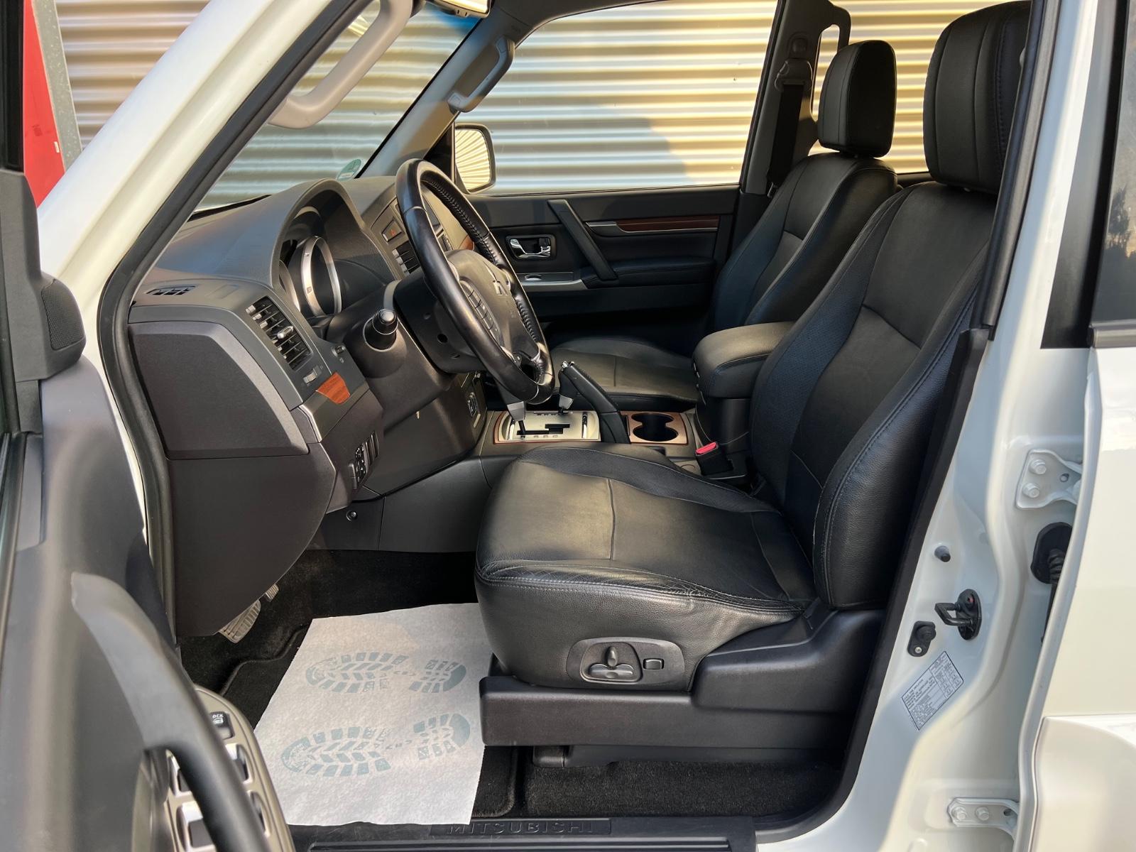 Mitsubishi Pajero 3.2 DI-D 200 ch Instyle 4x4 - 7 places - Cuir - GPS - Toit ouvrant