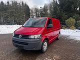 Volkswagen VW T5 mit Werkstatt-/Monteurregalen - rote Volkswagen T5 Transporter
