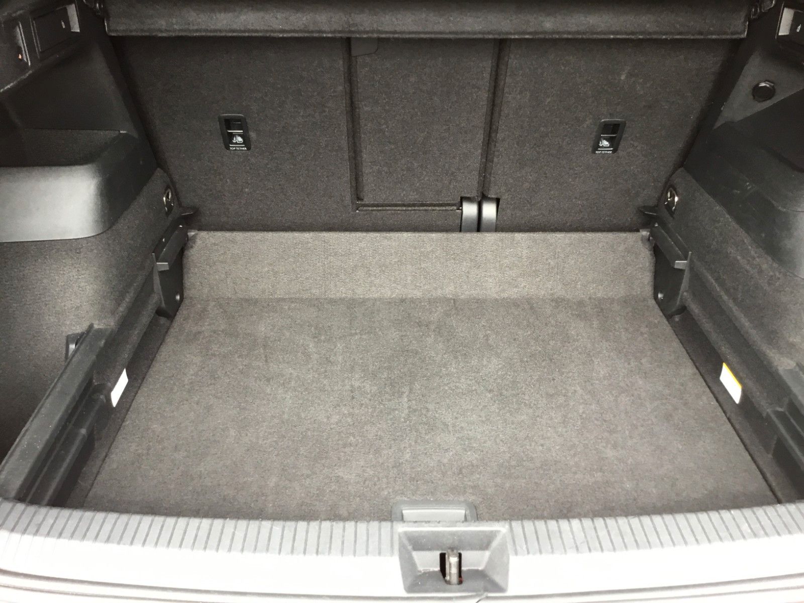 Fahrzeugabbildung Volkswagen Tiguan 2.0 TDI DSG 4M R-Line+AHK+20"+Pano