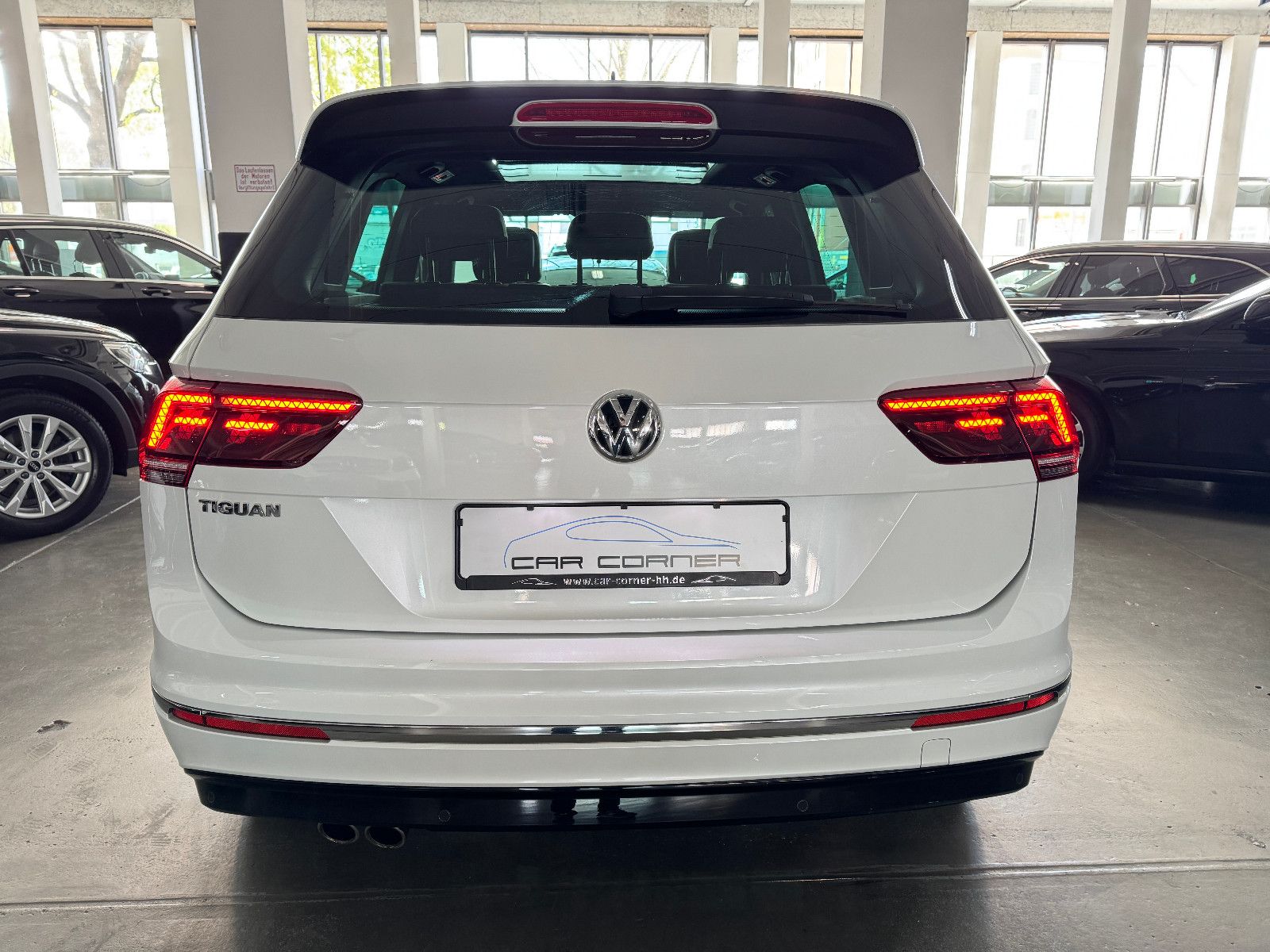 Fahrzeugabbildung Volkswagen Tiguan DSG 4MO 3X R-LINE PANO MEMORY BLACK STYLE