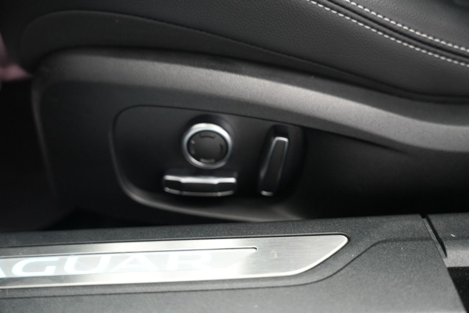 Fahrzeugabbildung Jaguar XF Sportbrake R-Dynamic SE AWD/PANO/KAM/MERIDIAN