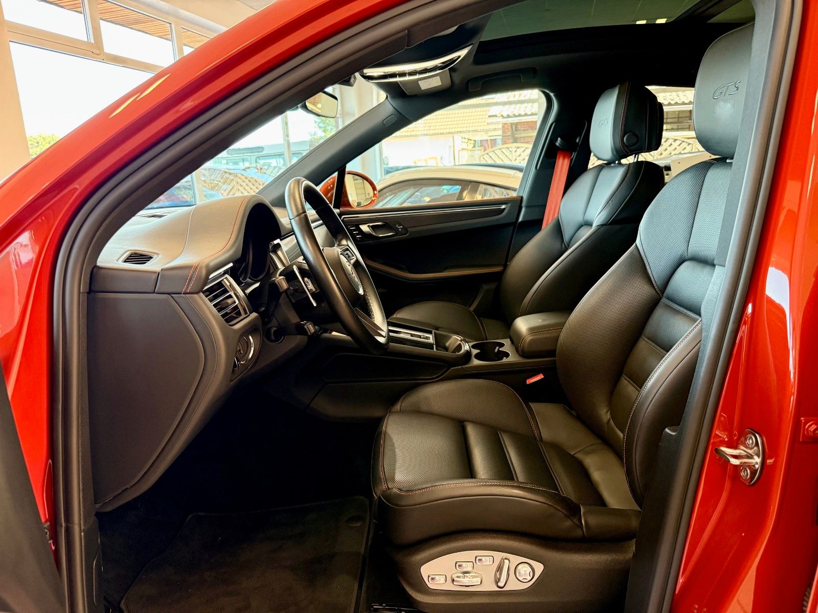 Fahrzeugabbildung Porsche Macan GTS Panorama/AHK/SportChrono/21Zoll/360