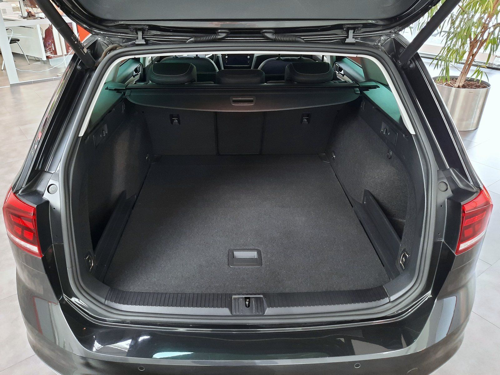 Fahrzeugabbildung Volkswagen Passat Variant Elegance TSI DSG *AHK*Navi*Cam*