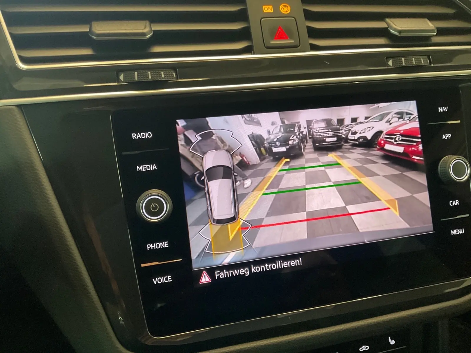 Volkswagen Tiguan R-Line, Navi, Kamera, ACC, SH, TÜV 08/28, миниатюра 18