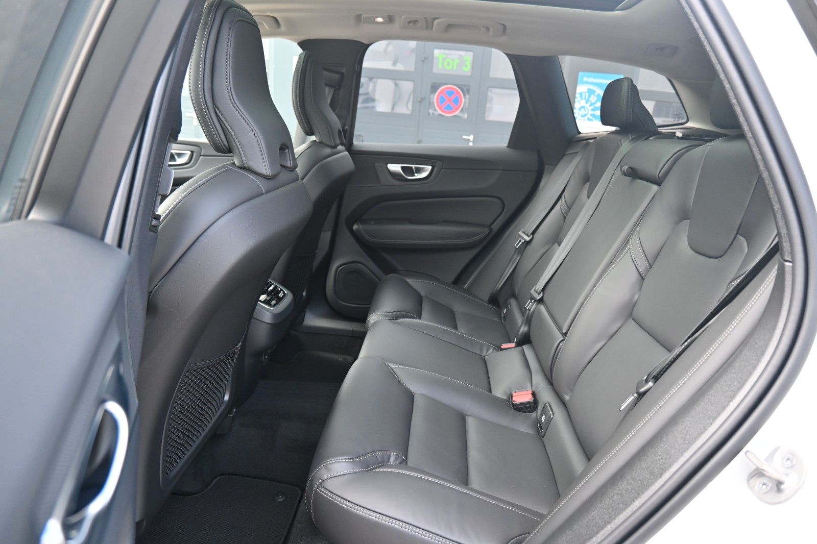 Fahrzeugabbildung Volvo XC60 B4 D AWD Ultimate Dark*STDHZG*LUFT*360°*ACC