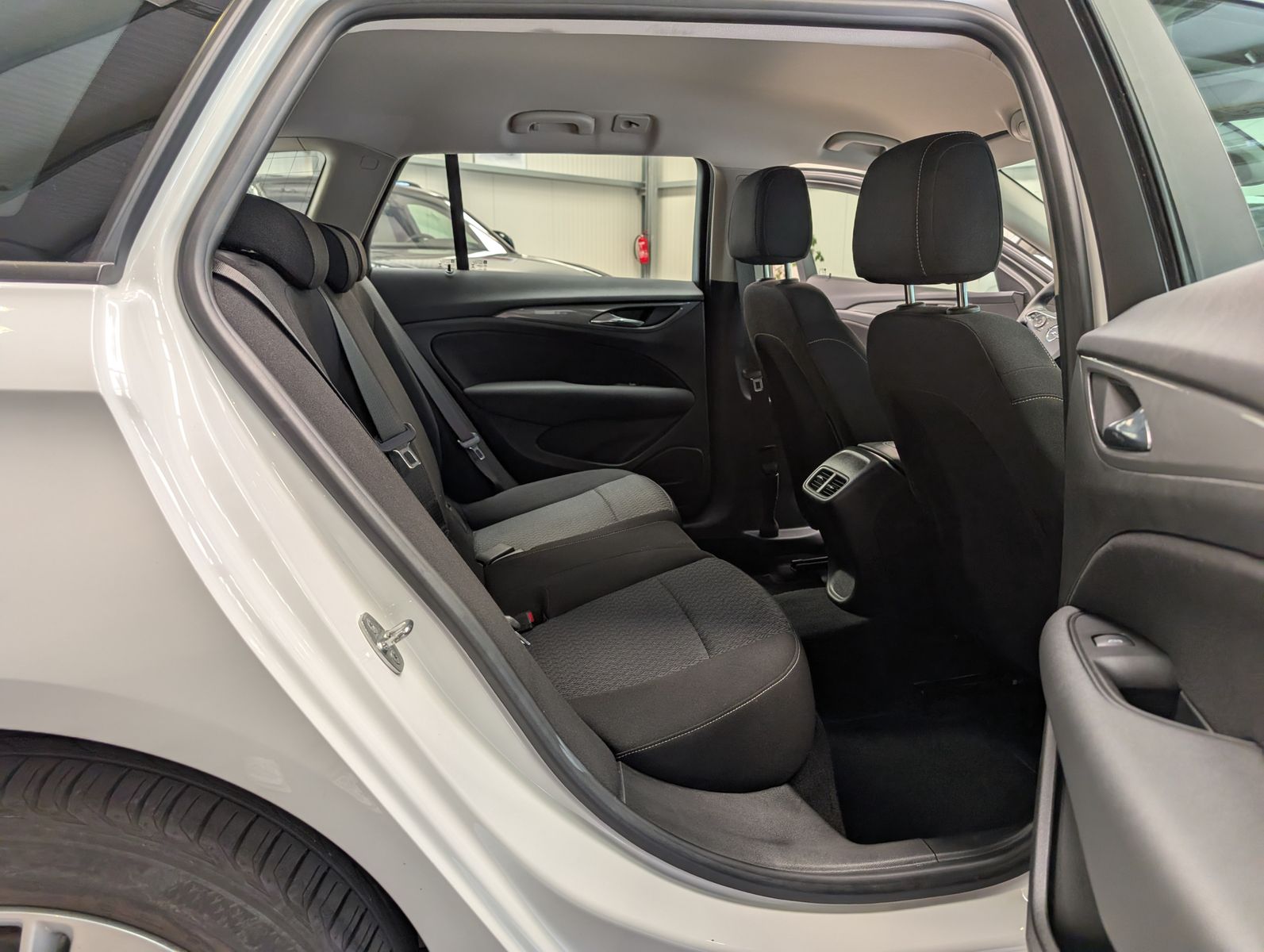 Fahrzeugabbildung Opel Insignia 1.6 CDTI Edition Tempomat PDC SHz AHK