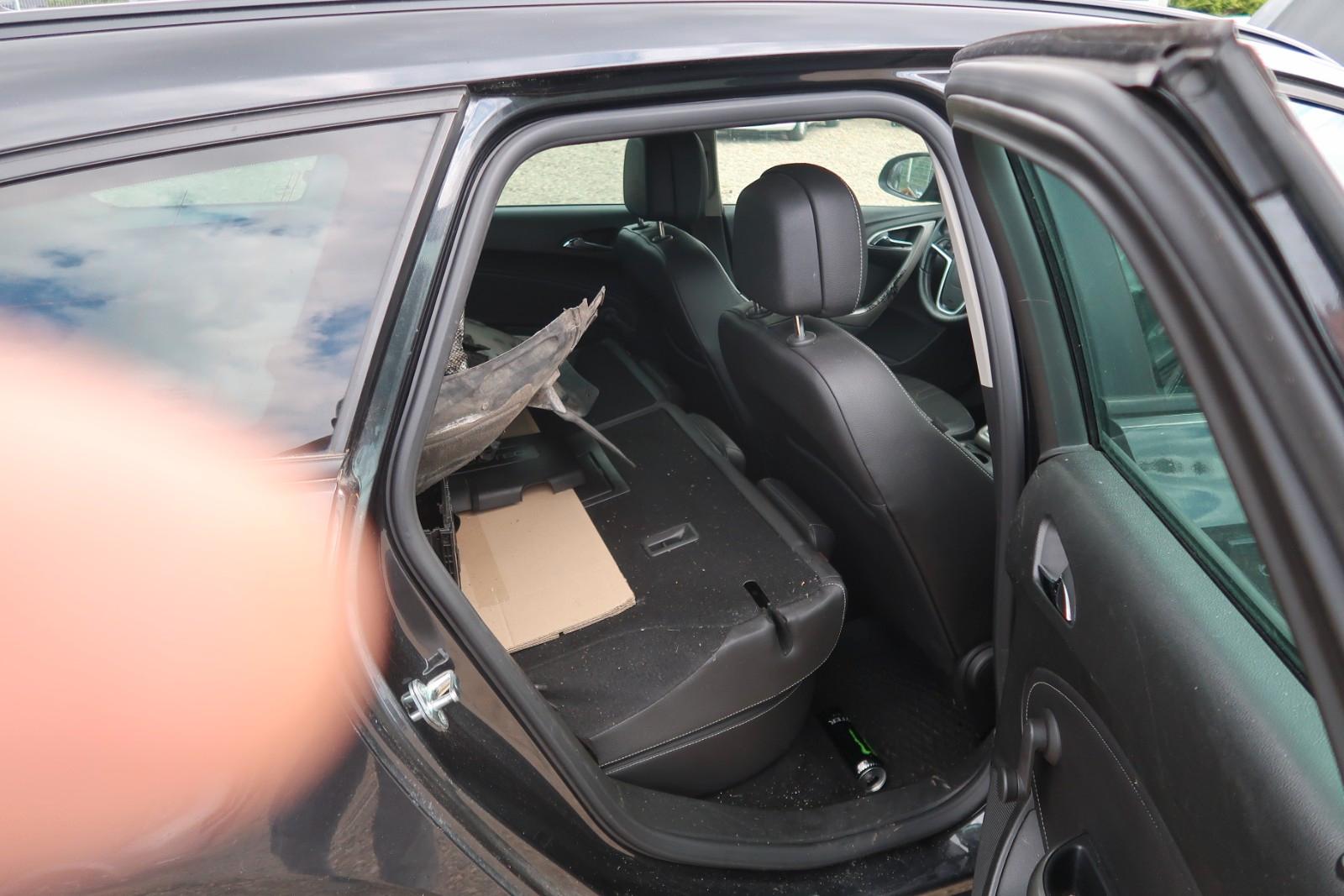 Opel Astra 2012 — photo 19