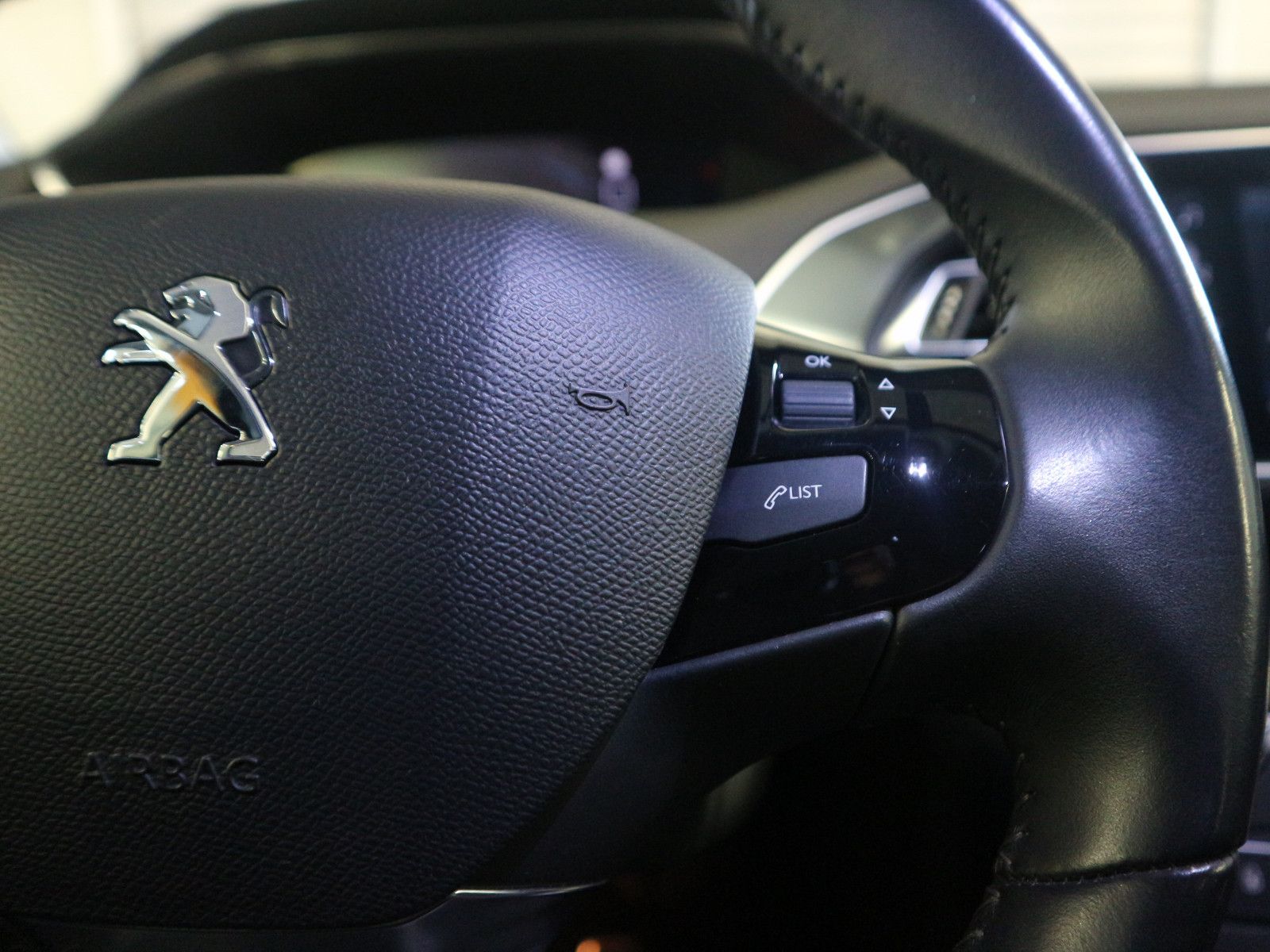 Fahrzeugabbildung Peugeot 308 SW Allure Pack ACC AHK Blis Nav Kam SHZ LED