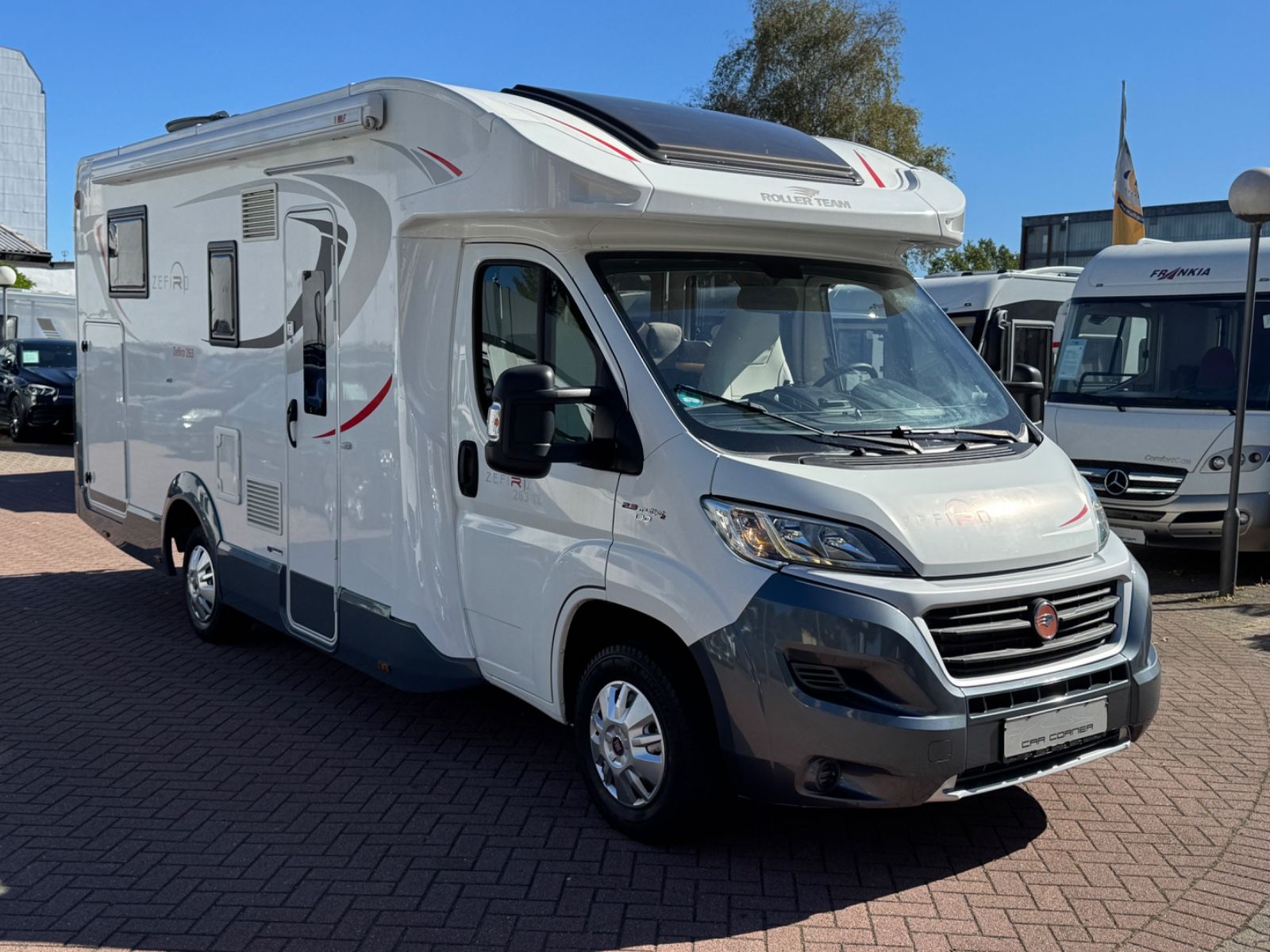 Fahrzeugabbildung Roller Team ZEFIRO 263 TL FIAT QUEENSBETT HUBBETT SOLAR TV