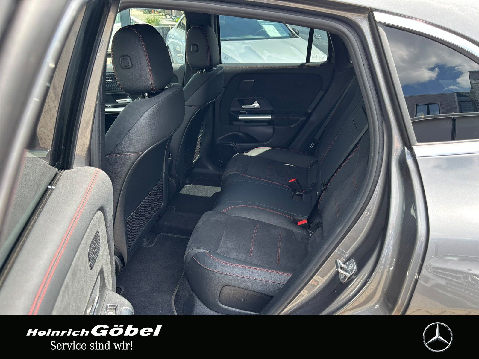 Fahrzeugabbildung Mercedes-Benz EQA 300 4M AMG*AHK*FAP*ADV-SOUND*360°KAM*AMBIENT